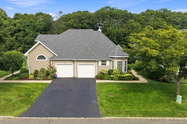 157 SCENIC LAKE DR, RIVERHEAD, NY 11901 - Image d44d00a0eb80c6628d9d650b2099b540/3255644624