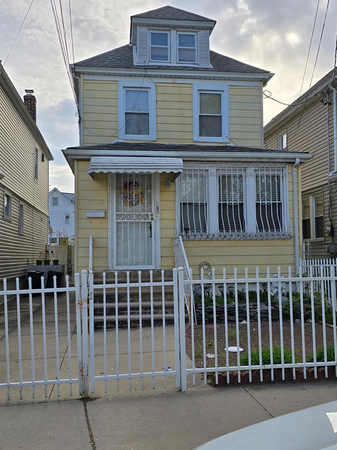 204 Street, Hollis, Queens, NY - 3 Bedrooms  
2.5 Bathrooms  
6 Rooms - 