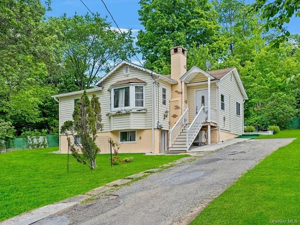 Photo of 7 Crestwood Trail, Monroe, NY 10950 (MLS # 1000218)