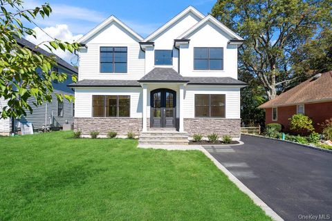 Photo of 51 Netz Place, Albertson, NY 11507 (MLS # 923862)