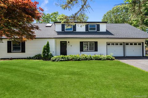 Homes For Sale - 26 Halfcircle Drive<br/> Holbrook, NY 11741