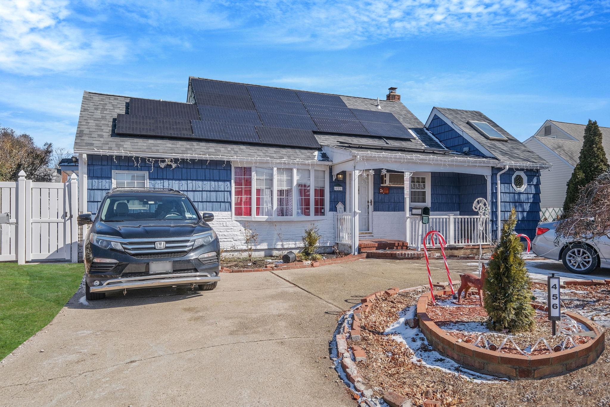 456 N Ontario Avenue, Lindenhurst, New York image 1