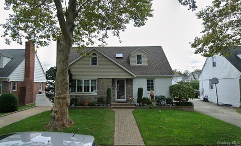 43 Beechwood Lane New Hyde Park NY 11040