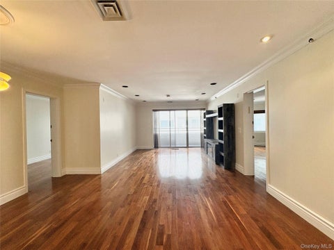 Condo For Rent - 100 Cuttermill Road #3H<br/> Nassau County, Great Neck, NY 11021