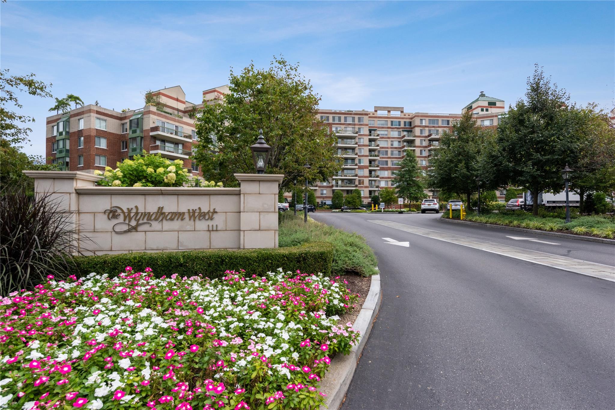 100 Hilton Avenue #901, Garden City, New York image 1