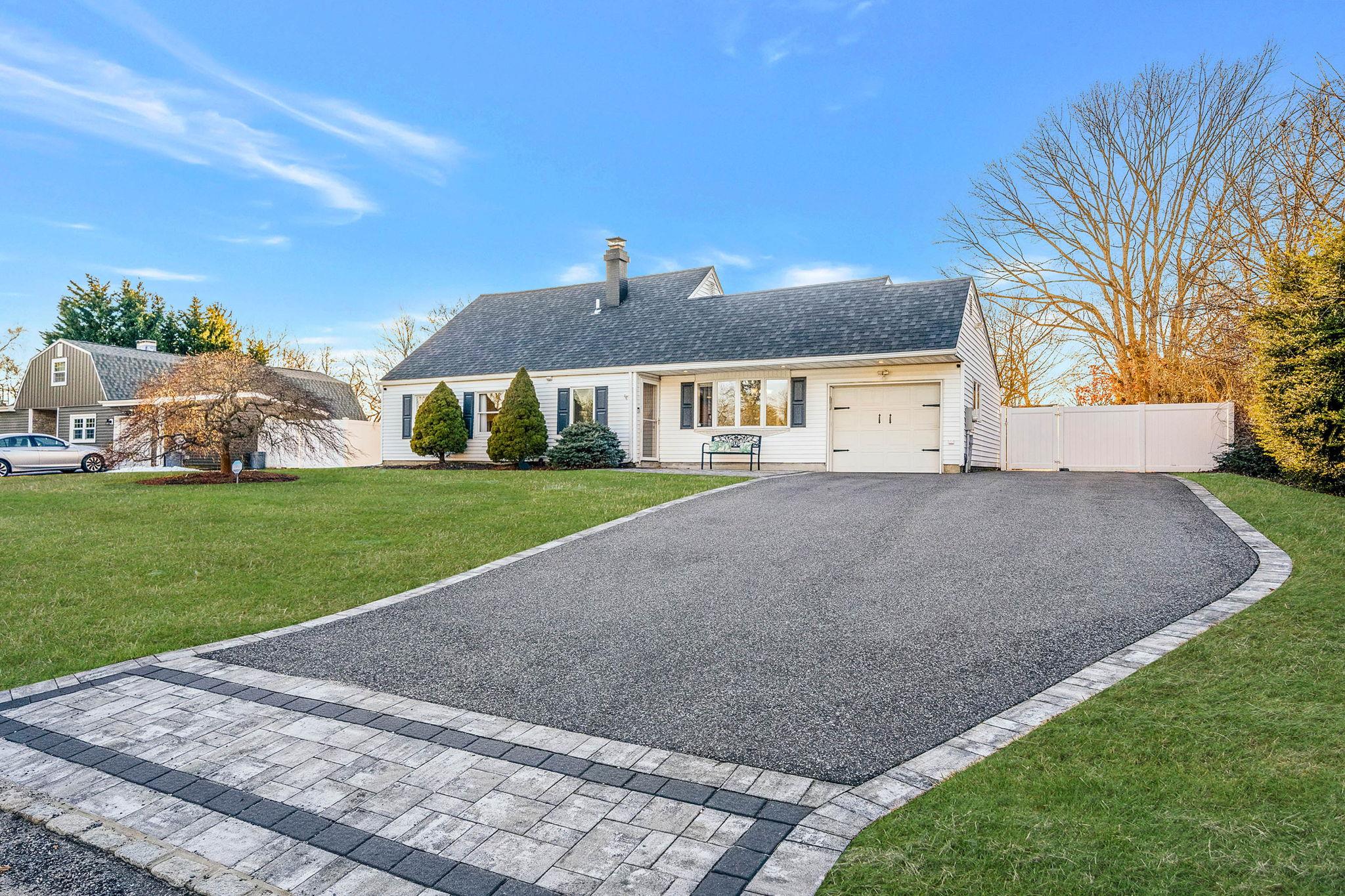 22 Torrey Pine Lane, Medford, New York image 1