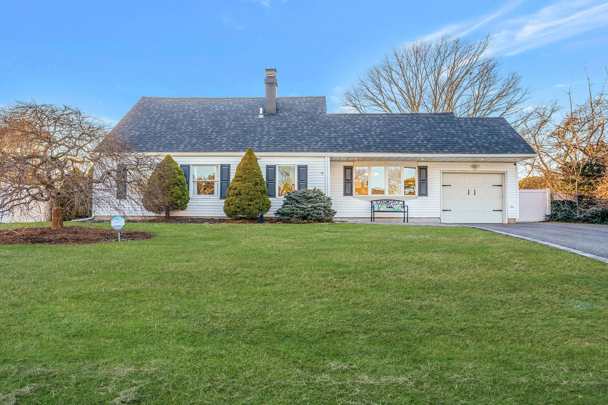 22 Torrey Pine Lane, Medford, New York image 2