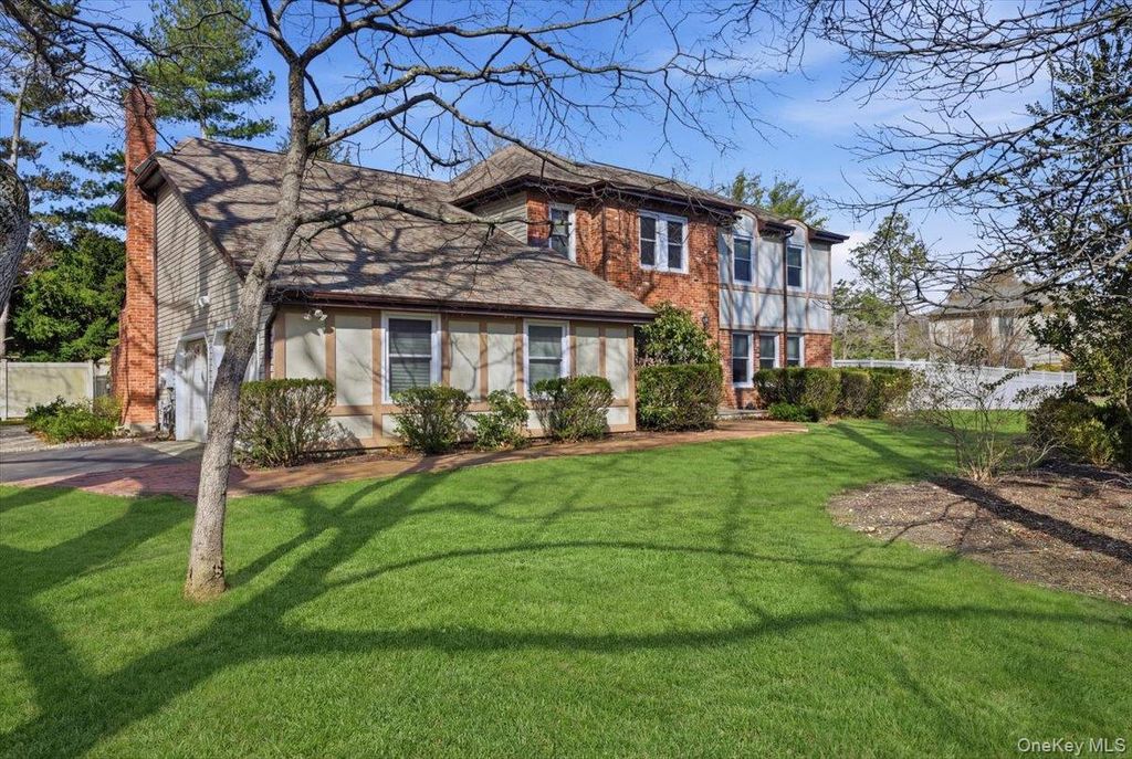 Photo of 10 Weatherstone Way, Smithtown, NY 11787 (MLS # 978850)