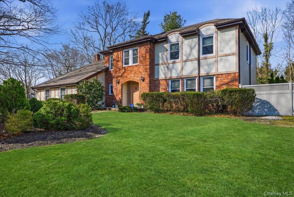 Photo of 10 Weatherstone Way, Smithtown, NY 11787 (MLS # 978850)