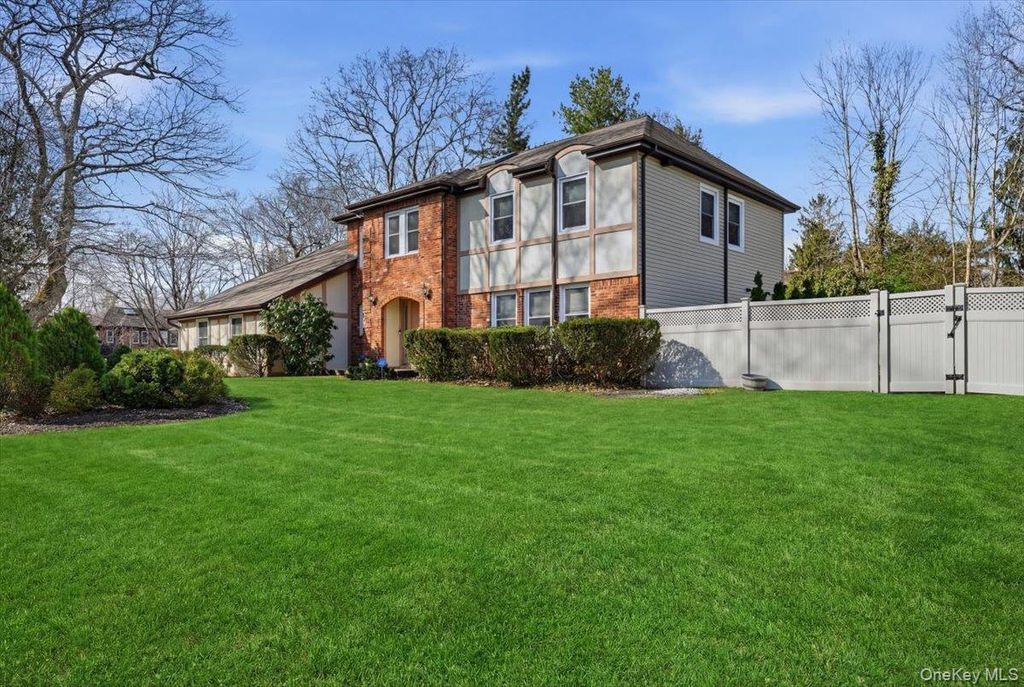 Photo of 10 Weatherstone Way, Smithtown, NY 11787 (MLS # 978850)