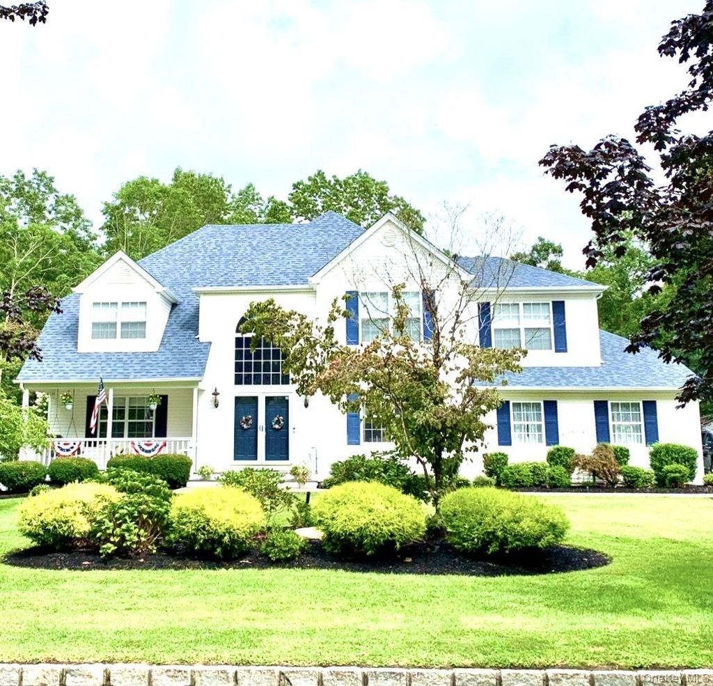Photo of 15 Silas Woods Road, Manorville, NY 11949 (MLS # 1001375)