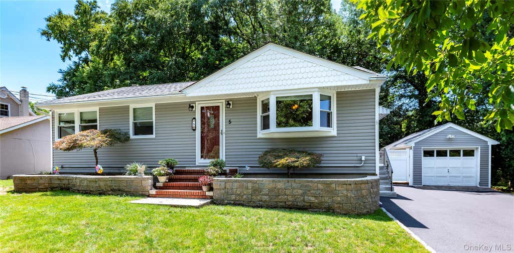 Photo of 5 Nelson Place, Nanuet, NY 10954 (MLS # 1039815)
