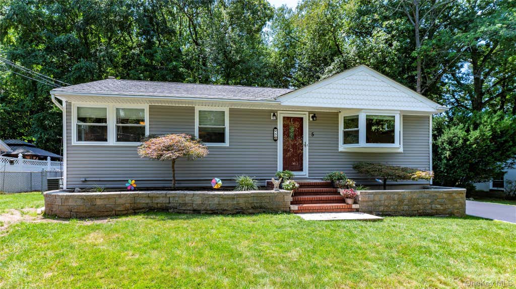 Photo of 5 Nelson Place, Nanuet, NY 10954 (MLS # 1039815)