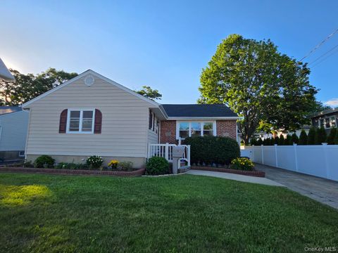 Homes For Sale - 185 Audley Court<br/> Suffolk County, Copiague, NY 11726