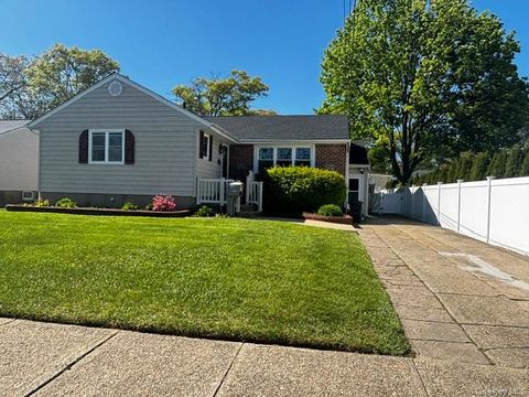 Homes For Sale - 185 Audley Court<br/> Copiague, NY 11726