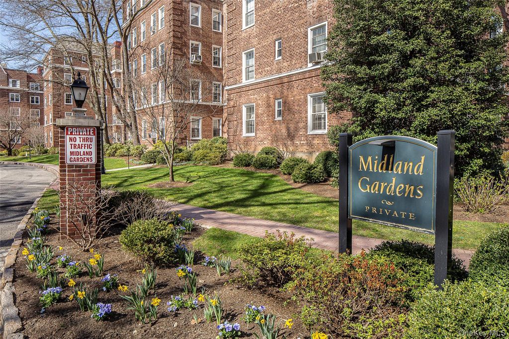 Photo of 6 Midland Gardens #4B, Bronxville, NY 10708 (MLS # 985273)
