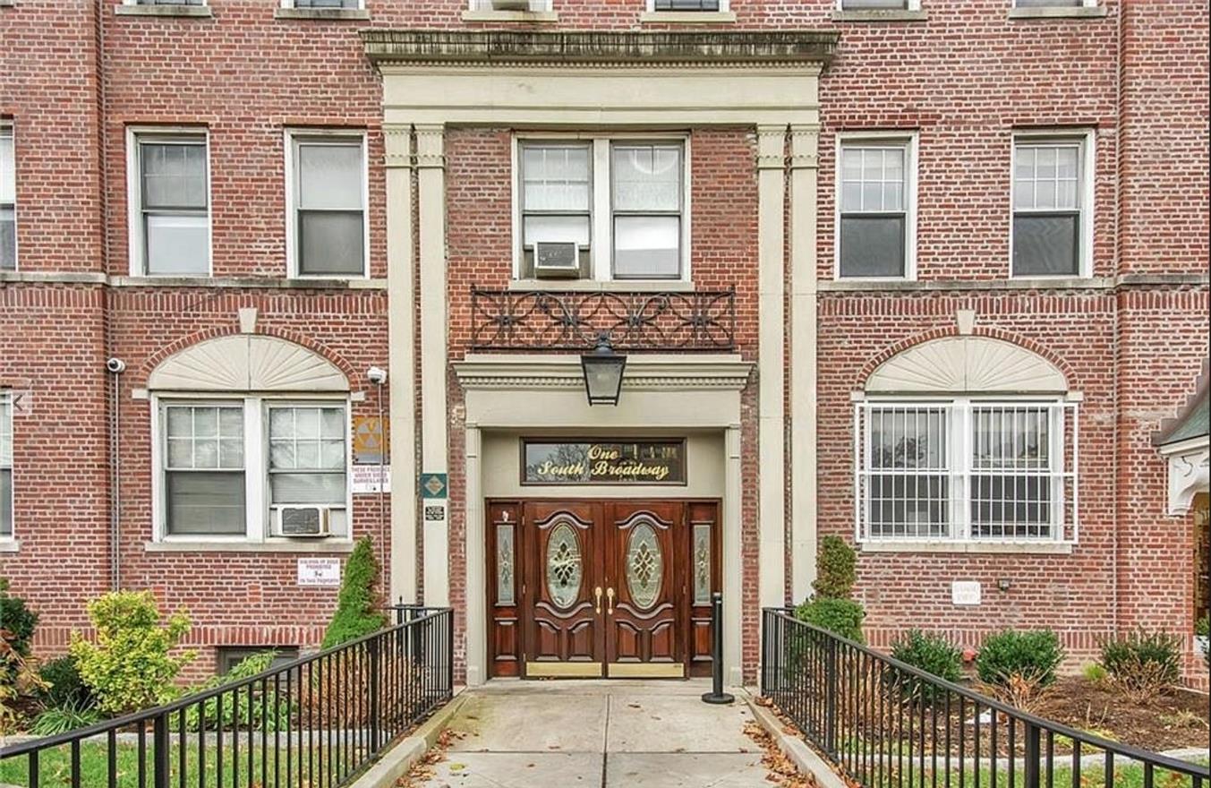 Rental Property at S Broadway 3M, White Plains, New York - Bathrooms: 1 
Rooms: 2  - $2,200 MO.