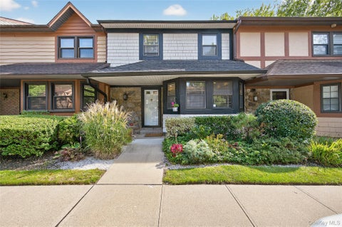 Condo For Sale - 12 Hampton Way<br/> Woodbury, NY 11797