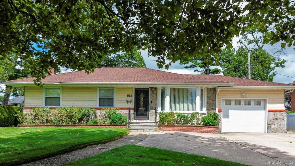 Photo of 108 Marcus Avenue, New Hyde Park, NY 11040 (MLS # 1034978)