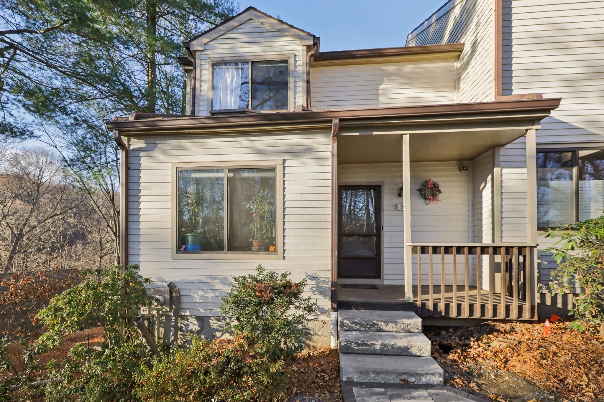 Property for Sale at Pheasant Run, Millwood, New York - Bedrooms: 2 
Bathrooms: 4 
Rooms: 7  - $850,000