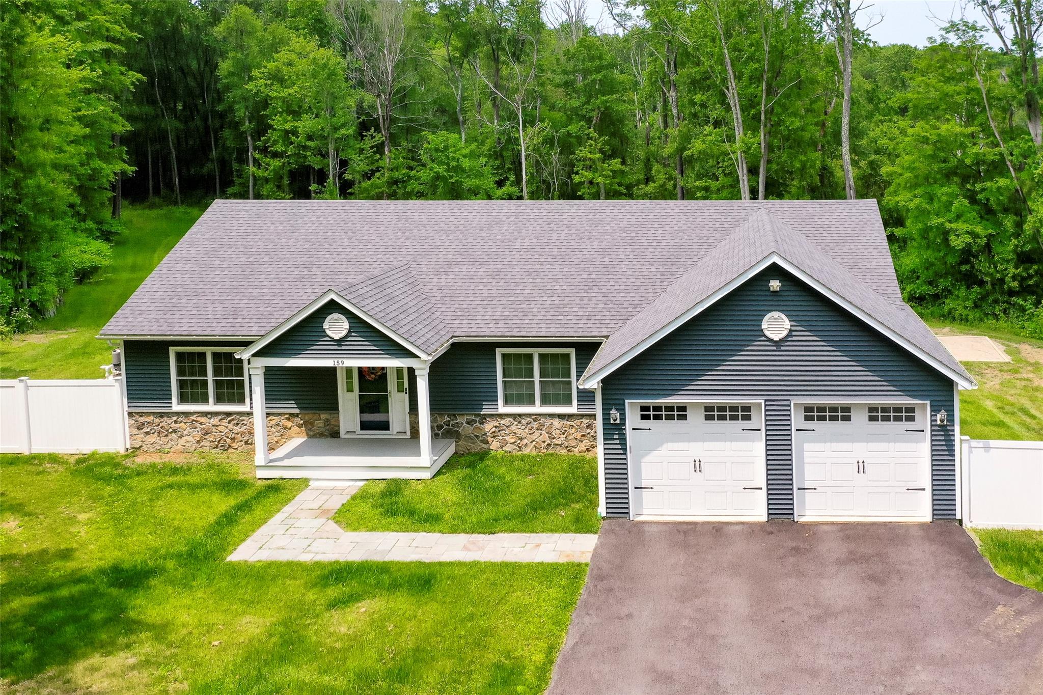 Mountain Top Road, Stormville, New York - 3 Bedrooms  
3 Bathrooms  
7 Rooms - 