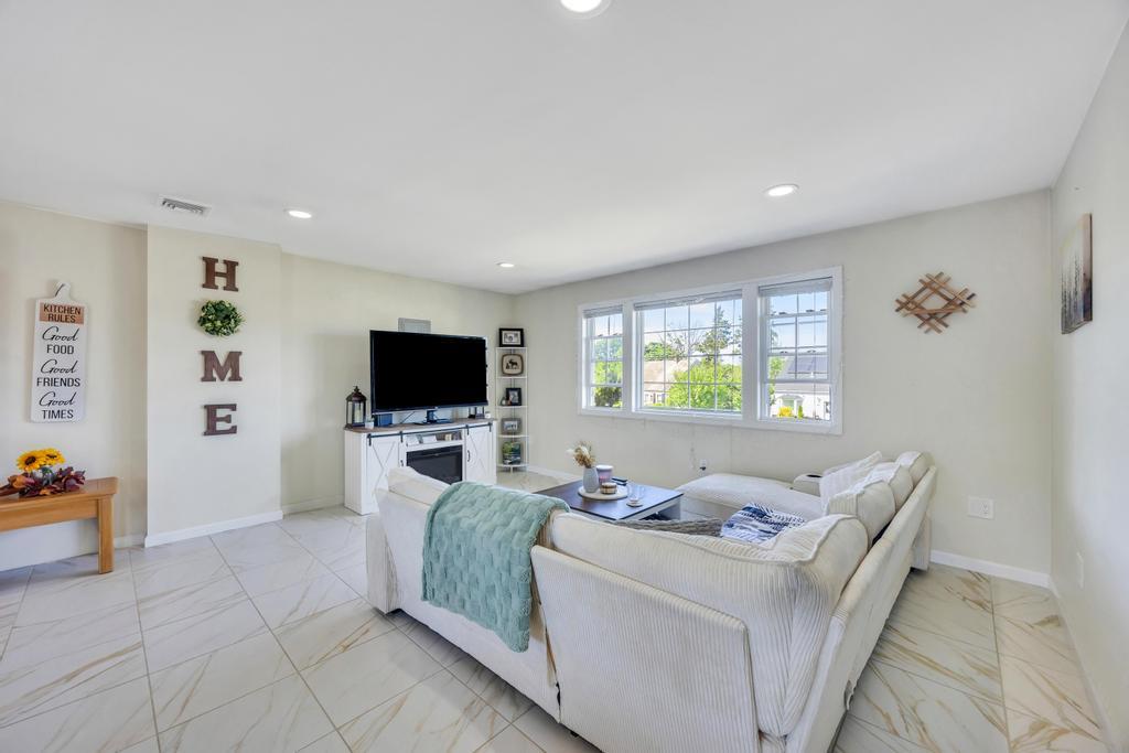 59 Saddle Lane, Levittown, New York image 12