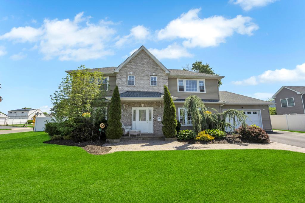 59 Saddle Lane, Levittown, New York image 1