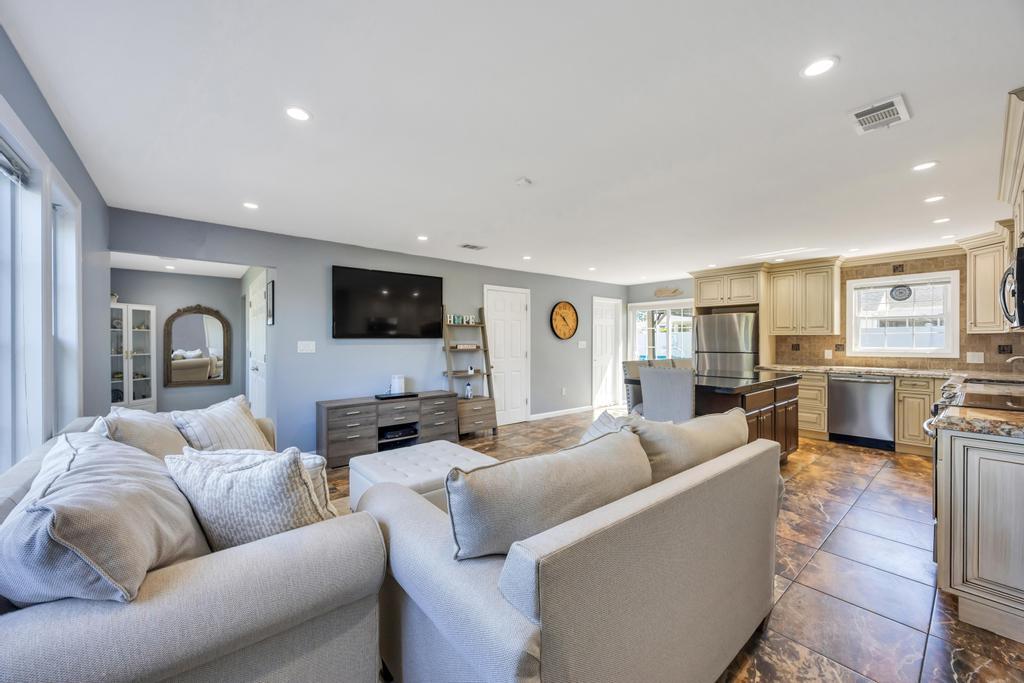 59 Saddle Lane, Levittown, New York image 10
