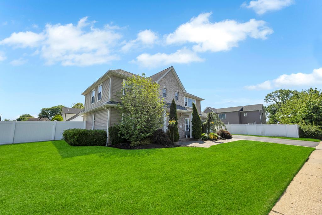 59 Saddle Lane, Levittown, New York image 2