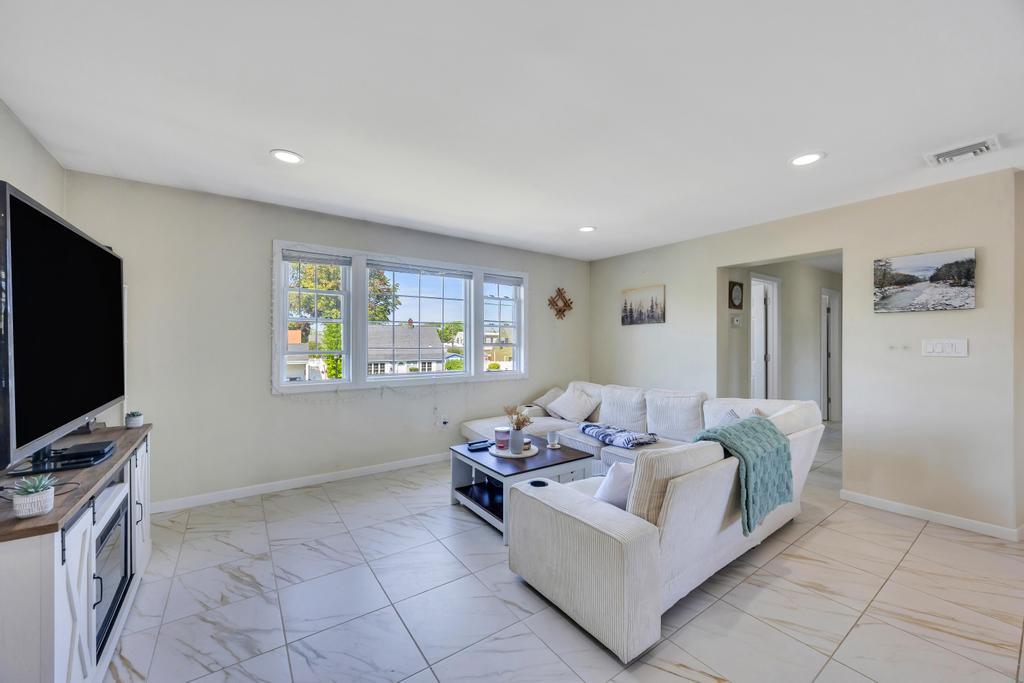 59 Saddle Lane, Levittown, New York image 13