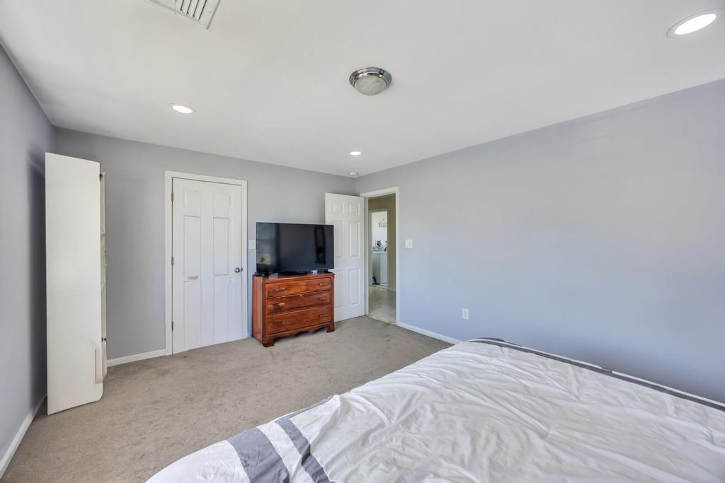 59 Saddle Lane, Levittown, New York image 24
