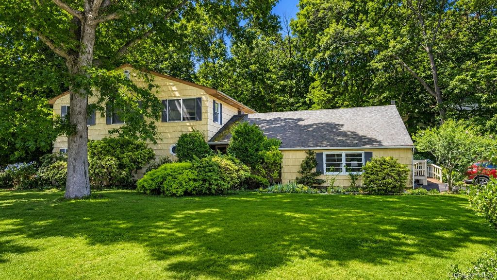 Photo of 14 Tall Tree Lane, Rocky Point, NY 11778 (MLS # 1030164)