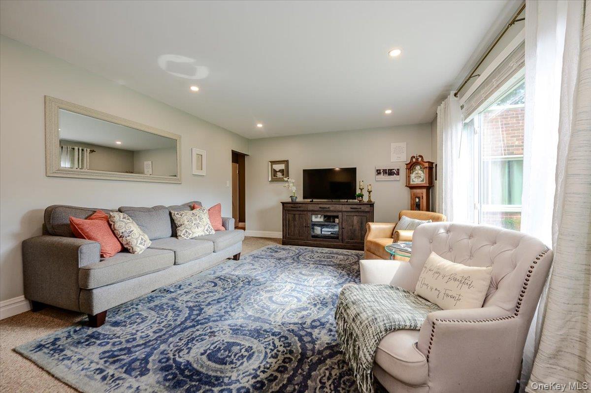346 Edmunton Drive L17