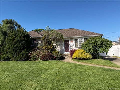 Homes For Sale - 1108 Mcdonald Avenue<br/> Wantagh, NY 11793
