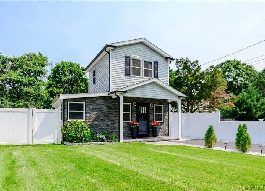 Photo of 35 Rose Street, Hauppauge, NY 11788 (MLS # 1024655)