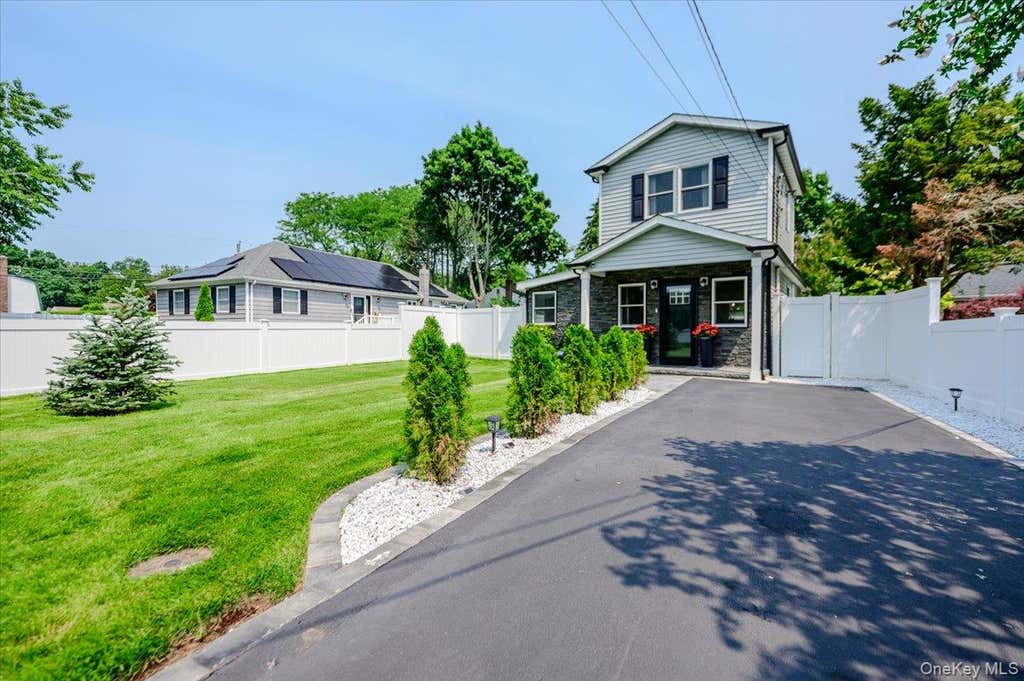 Photo of 35 Rose Street, Hauppauge, NY 11788 (MLS # 1024655)