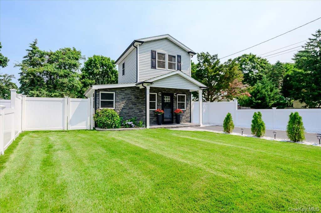 Photo of 35 Rose Street, Hauppauge, NY 11788 (MLS # 1024655)