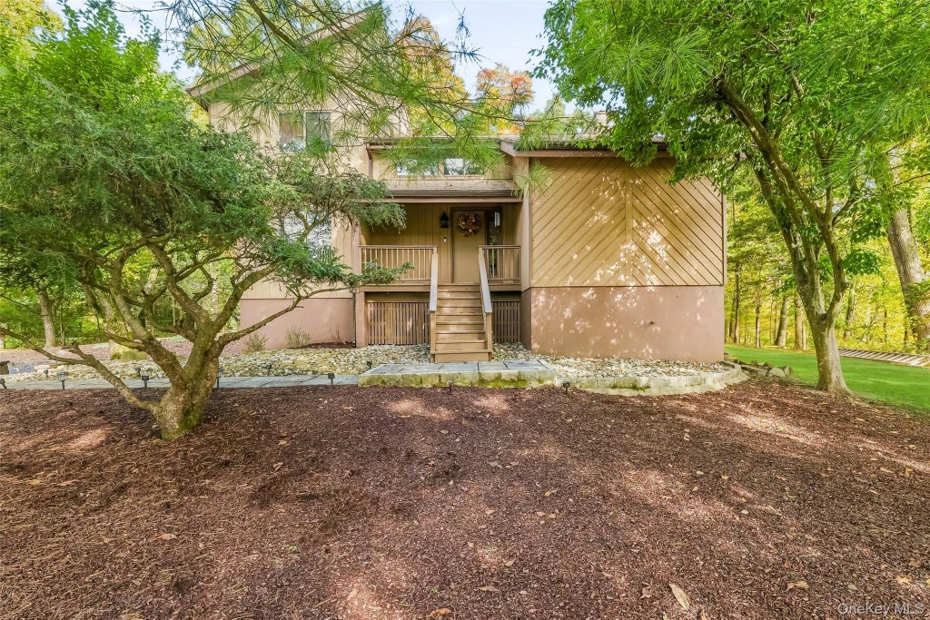 Photo of 4 Amanda Court, Cortlandt Manor, NY 10567 (MLS # 1063254)