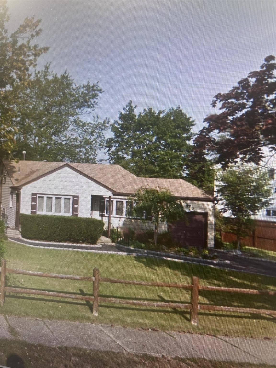 28 Glenda Drive, Deer Park, New York image 1