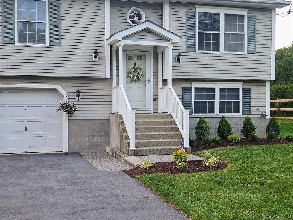 Photo of 1 S Lynn Street, Warwick, NY 10990 (MLS # 1027194)