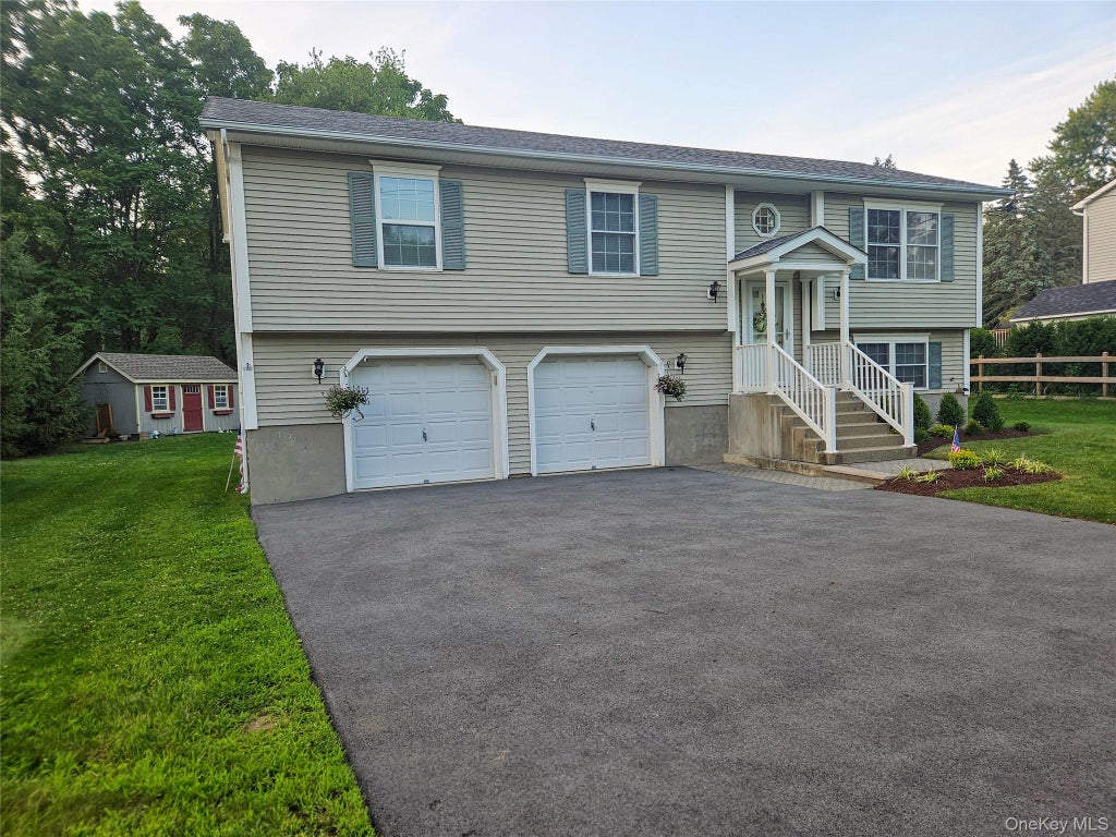 Photo of 1 S Lynn Street, Warwick, NY 10990 (MLS # 1027194)