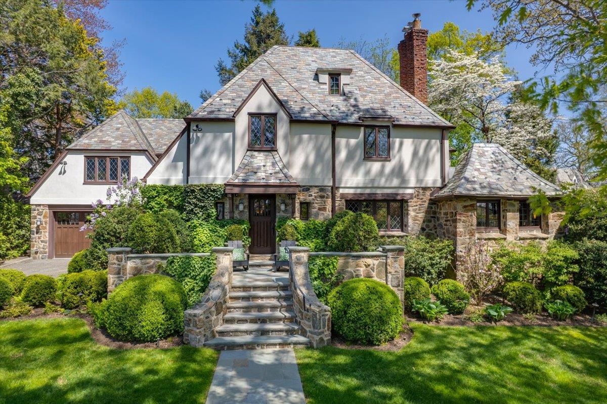 Property for Sale at Shore Drive, Larchmont, New York - Bedrooms: 5 
Bathrooms: 5.5 
Rooms: 13  - $4,195,000