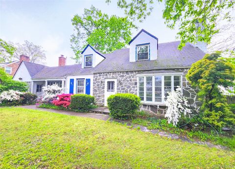 Photo of 163 Scarcliffe Drive, Malverne, NY 11565 (MLS # 875972)