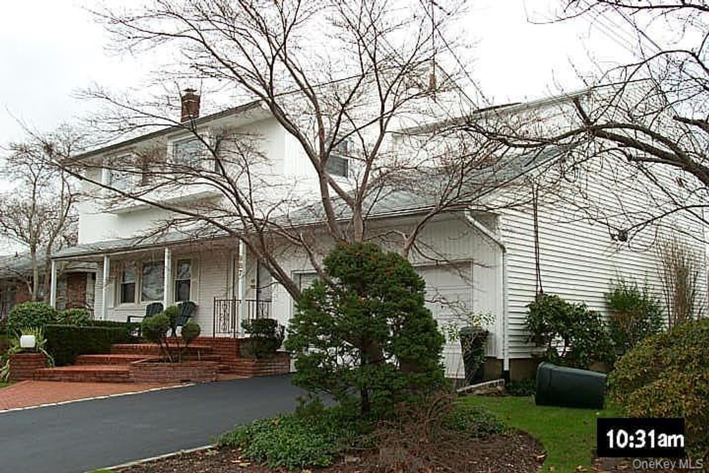 Photo of 987 S End, Woodmere, NY 11598 (MLS # 918364)