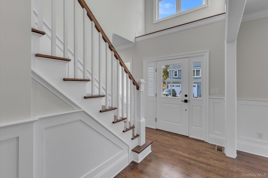 Photo of 44 N Woodhull Road, Huntington, NY 11743 (MLS # 940104)