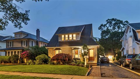 Photo of 110 Driscoll Avenue, Rockville Centre, NY 11570 (MLS # 865435)