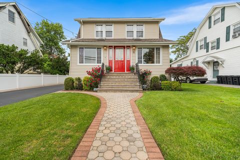 Photo of 15 Leach Street, Lynbrook, NY 11563 (MLS # 869173)
