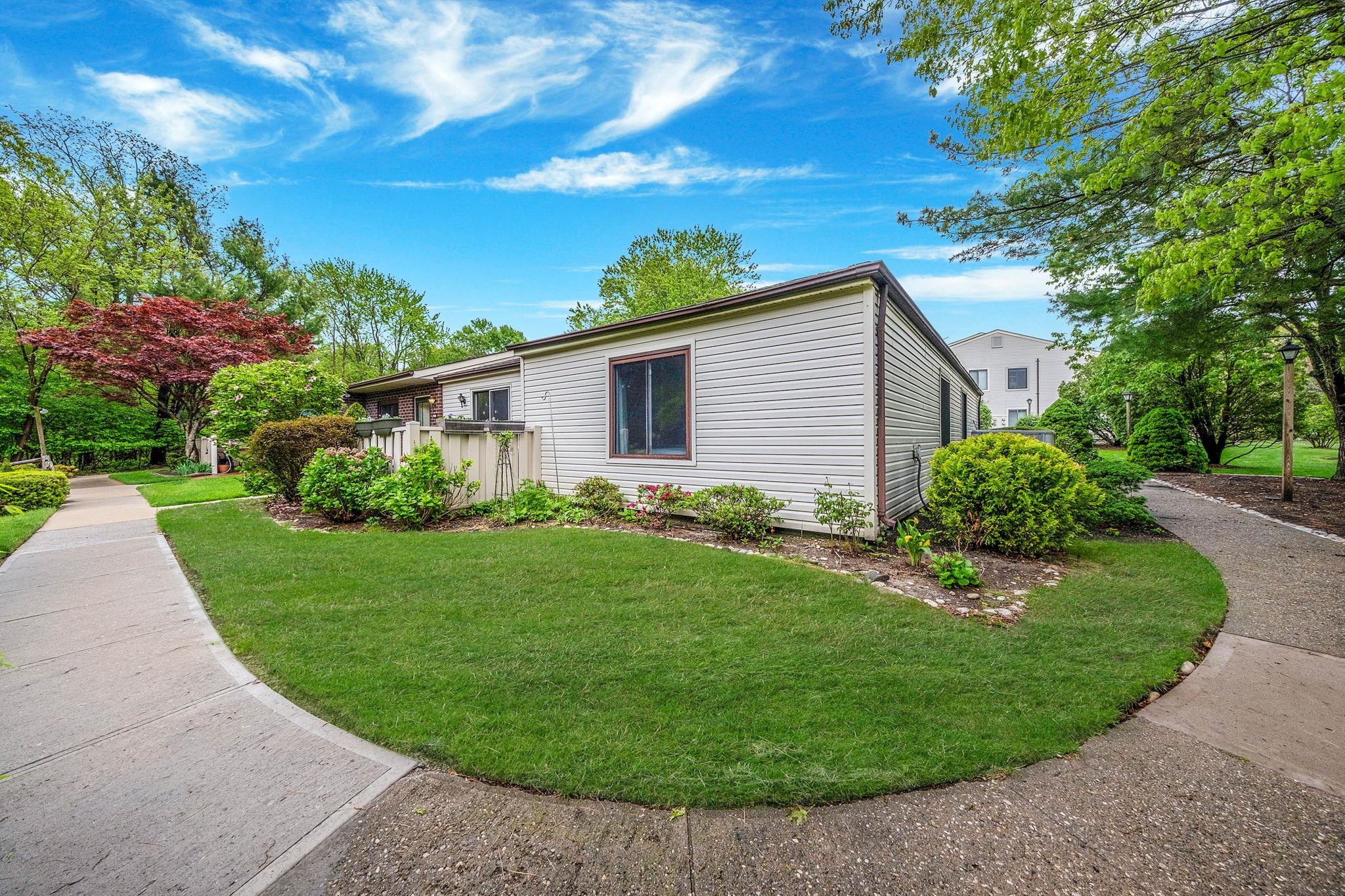 986 Skyline Drive, Coram, New York image 2