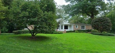 Photo of 1 Northwood Court, Woodbury, NY 11797 (MLS # 971607)