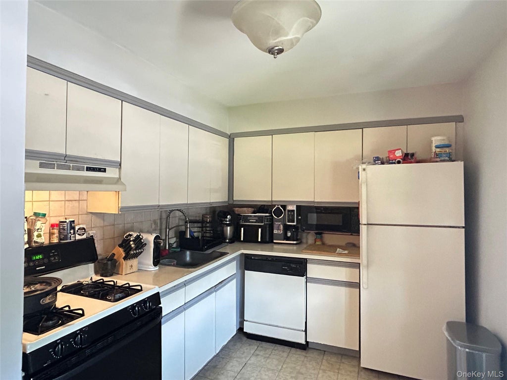 Photo of 18 Cedar Court #18, Selden, NY 11784 (MLS # 1033338)